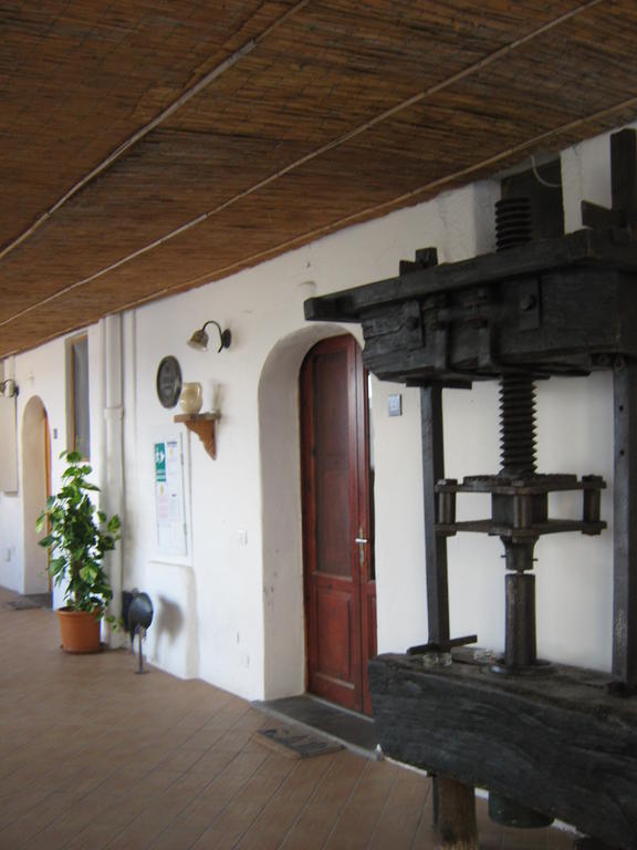 Albergo Seaside Leni Eksteriør billede