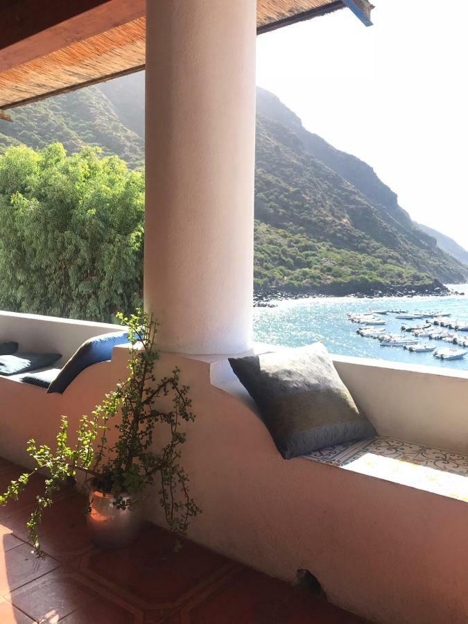 Albergo Seaside Leni Eksteriør billede